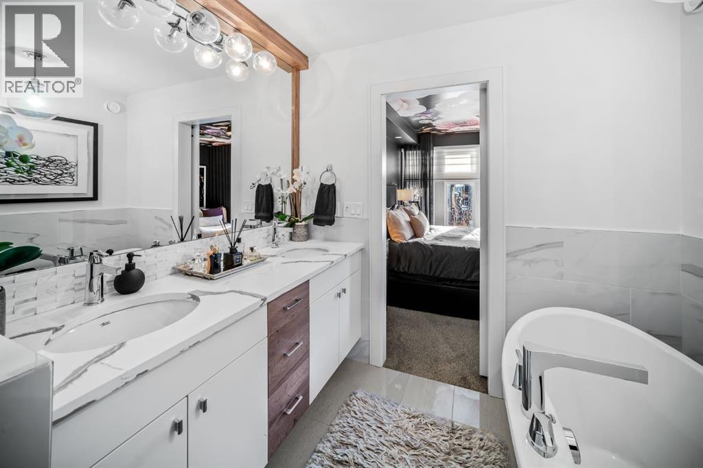 1910 48 Avenue Sw, Calgary, AB - Indoor Photo Showing Bathroom