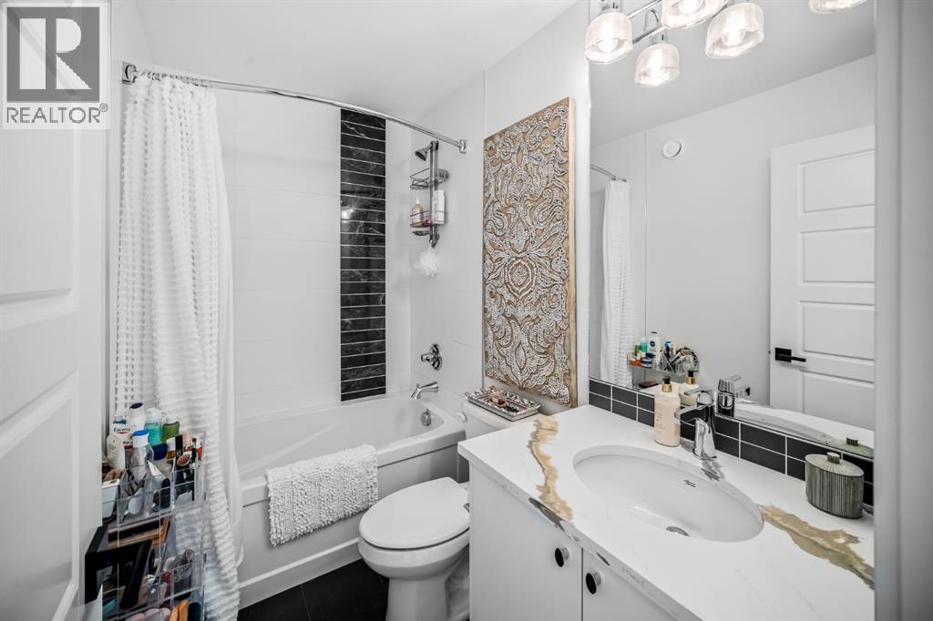 1910 48 Avenue Sw, Calgary, AB - Indoor Photo Showing Bathroom