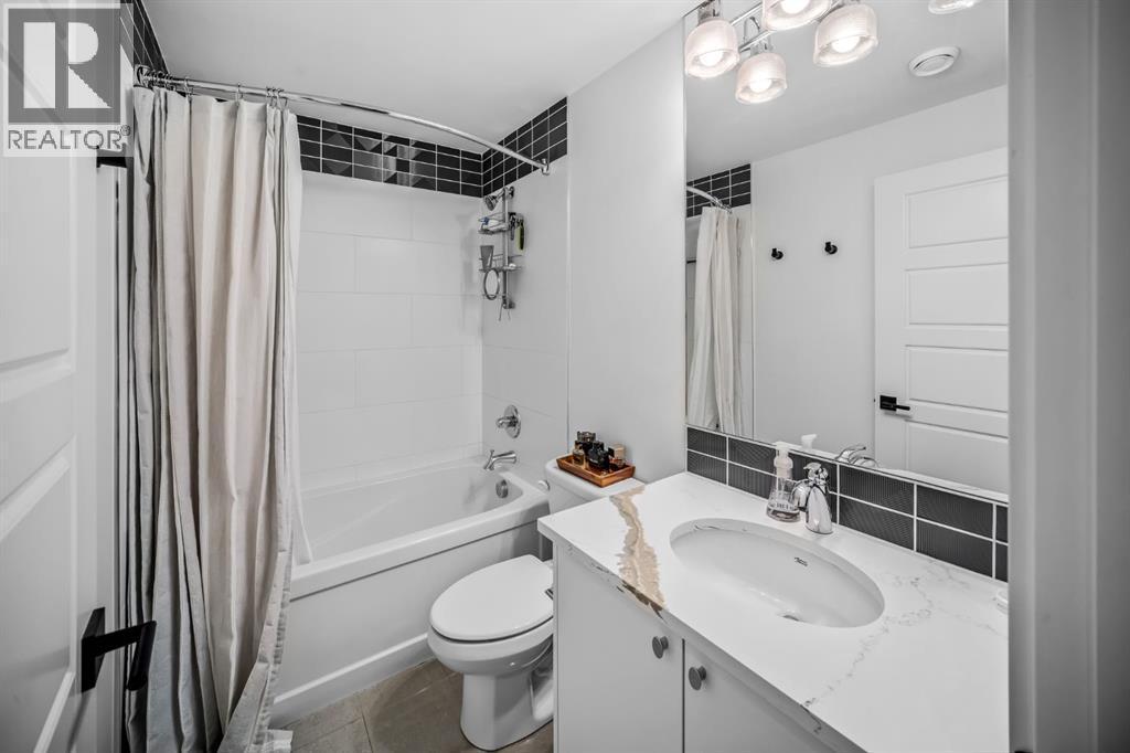 1910 48 Avenue Sw, Calgary, AB - Indoor Photo Showing Bathroom
