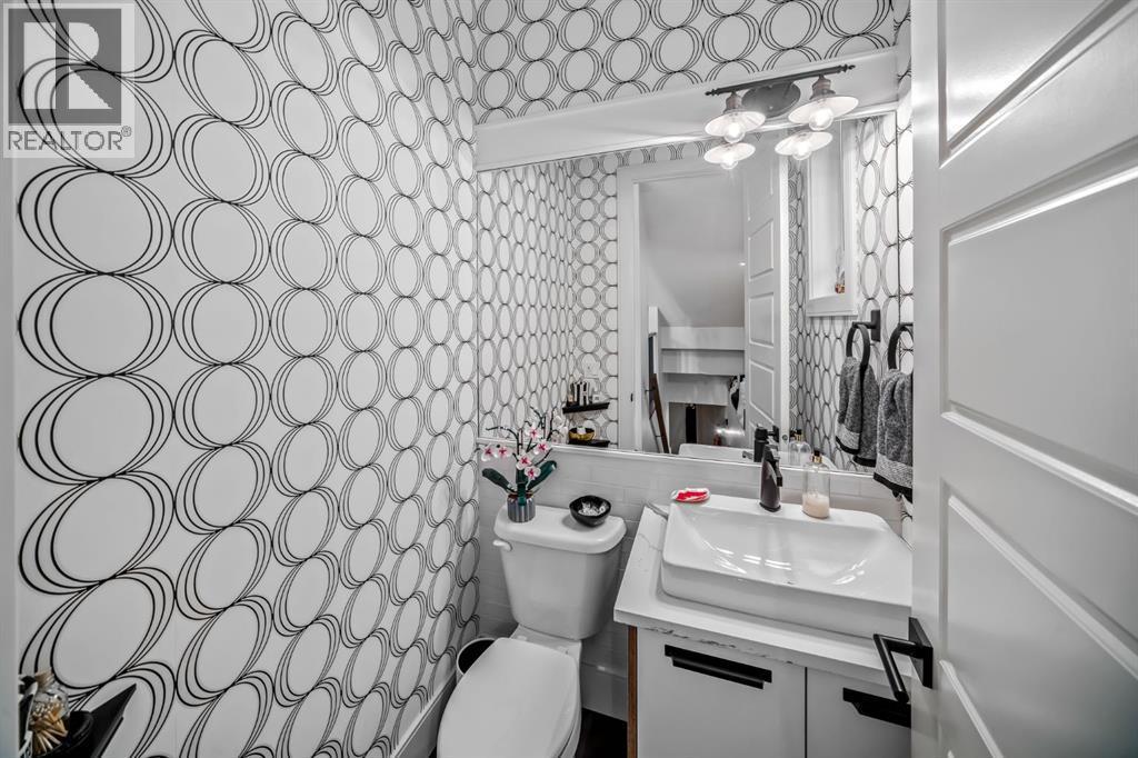 1910 48 Avenue Sw, Calgary, AB - Indoor Photo Showing Bathroom