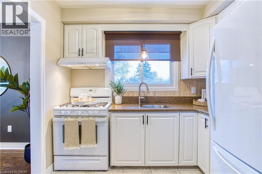 111 Leitch Drive, Grimsby, ON