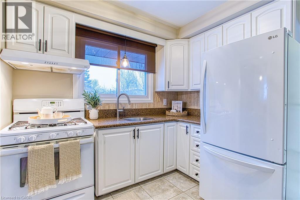 111 Leitch Drive, Grimsby, ON