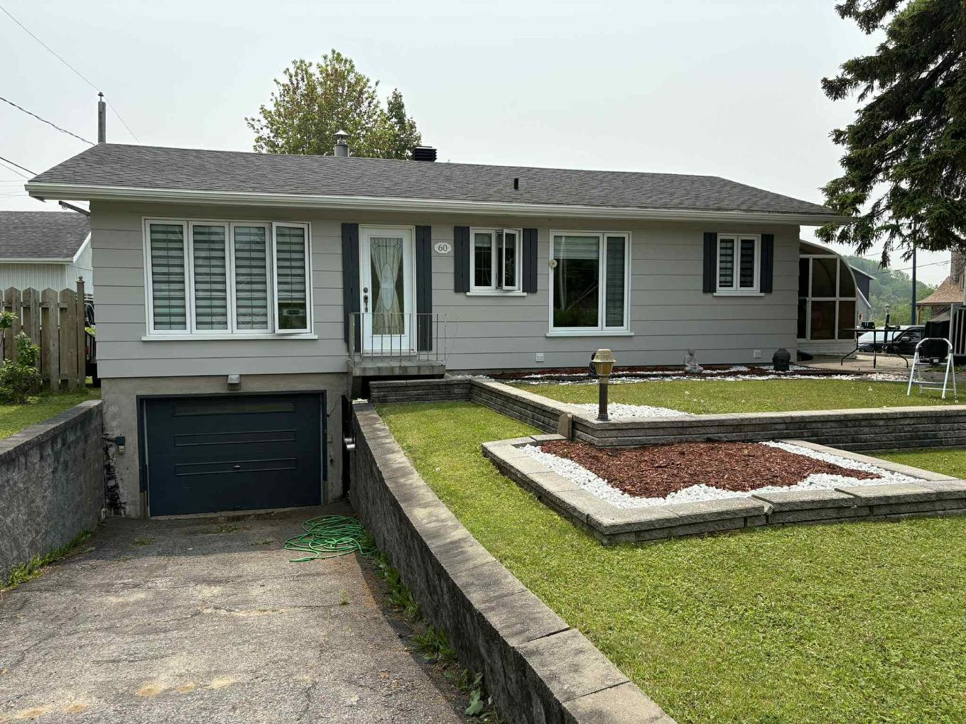 Façade - 60 Rue J.-A.-Tardif, Beaupré, QC - Outdoor