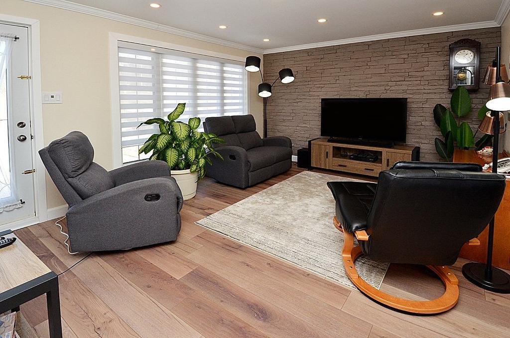 Salon - 60 Rue J.-A.-Tardif, Beaupré, QC - Indoor Photo Showing Living Room