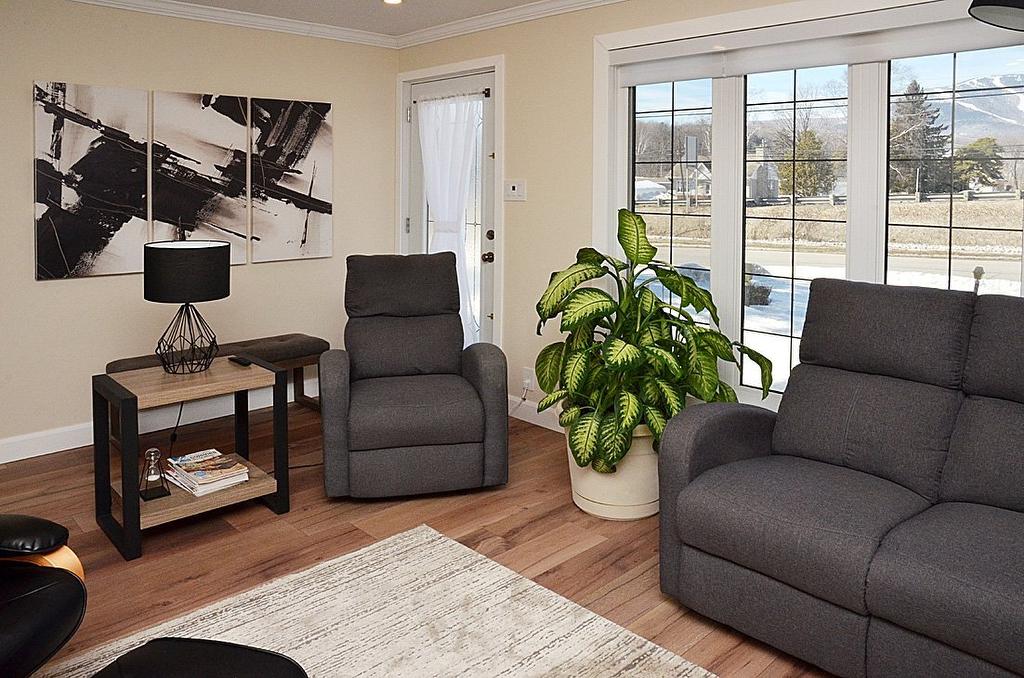 Salon - 60 Rue J.-A.-Tardif, Beaupré, QC - Indoor Photo Showing Living Room