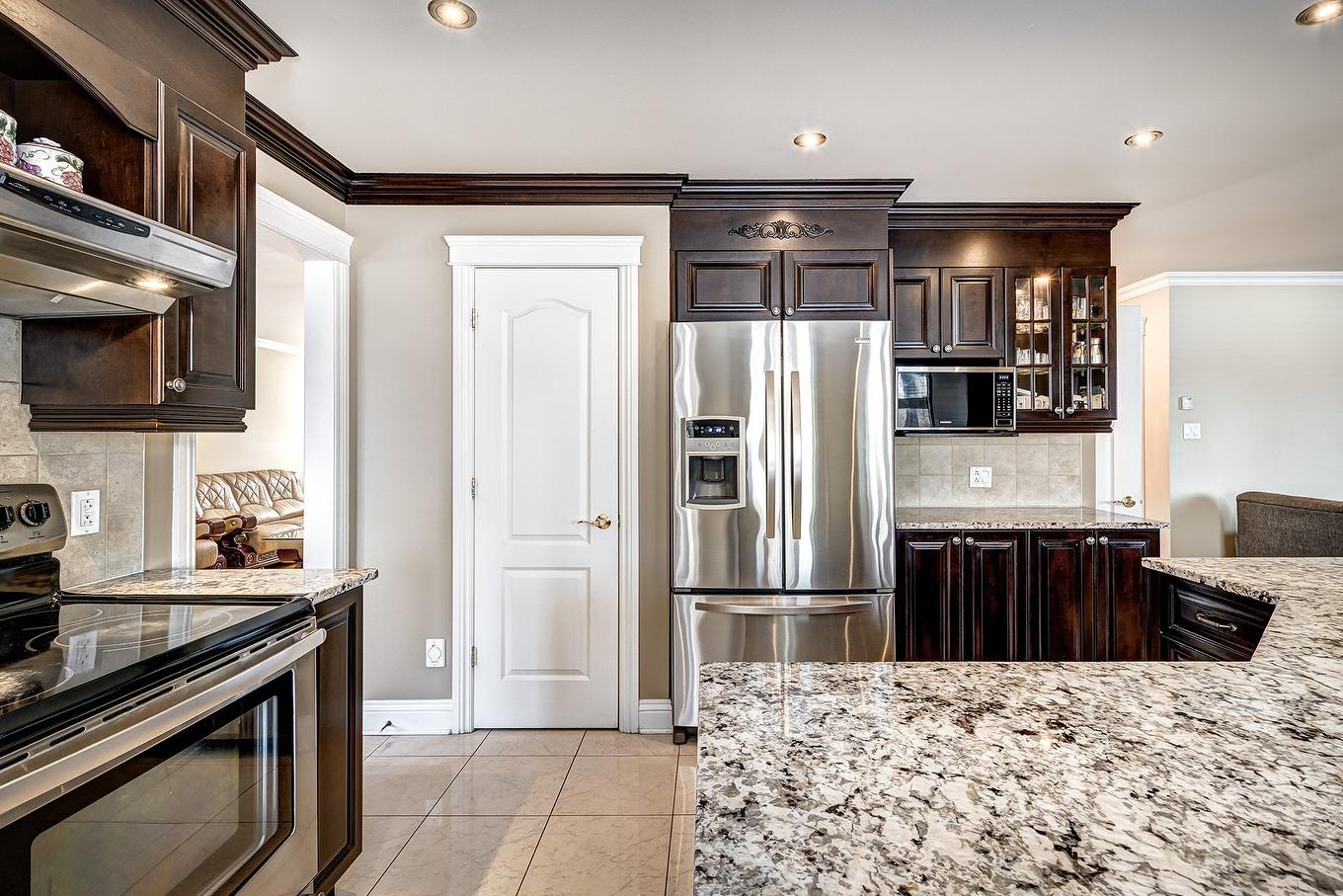 Kitchen - 24 Rue Du Syrah, Kirkland, QC - Indoor Photo Showing Kitchen With Upgraded Kitchen