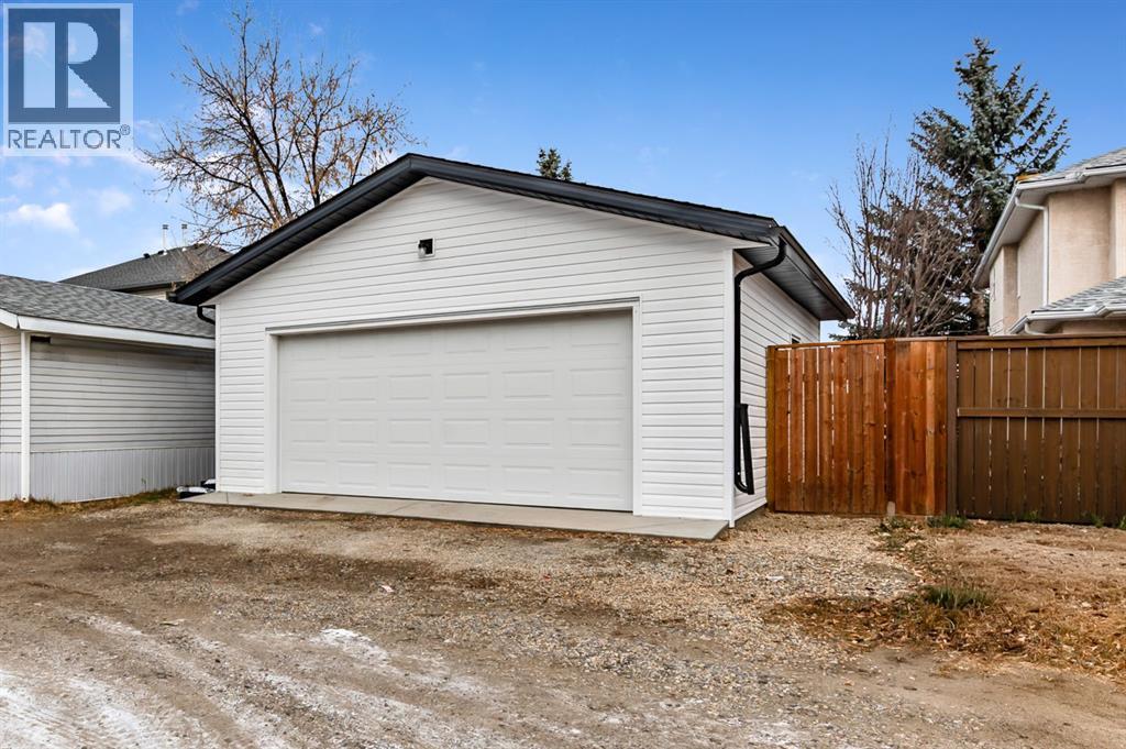Oversized double garage - 29 Green Meadow Crescent, Strathmore, AB - Outdoor With Exterior