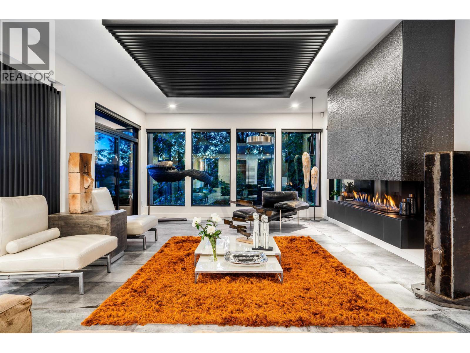 5325 Montiverdi Place, West Vancouver, BC - Indoor Photo Showing Living Room With Fireplace