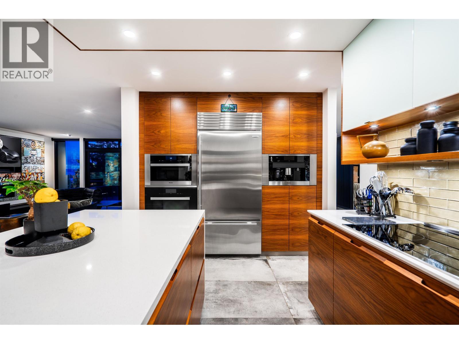 5325 Montiverdi Place, West Vancouver, BC - Indoor Photo Showing Kitchen With Double Sink