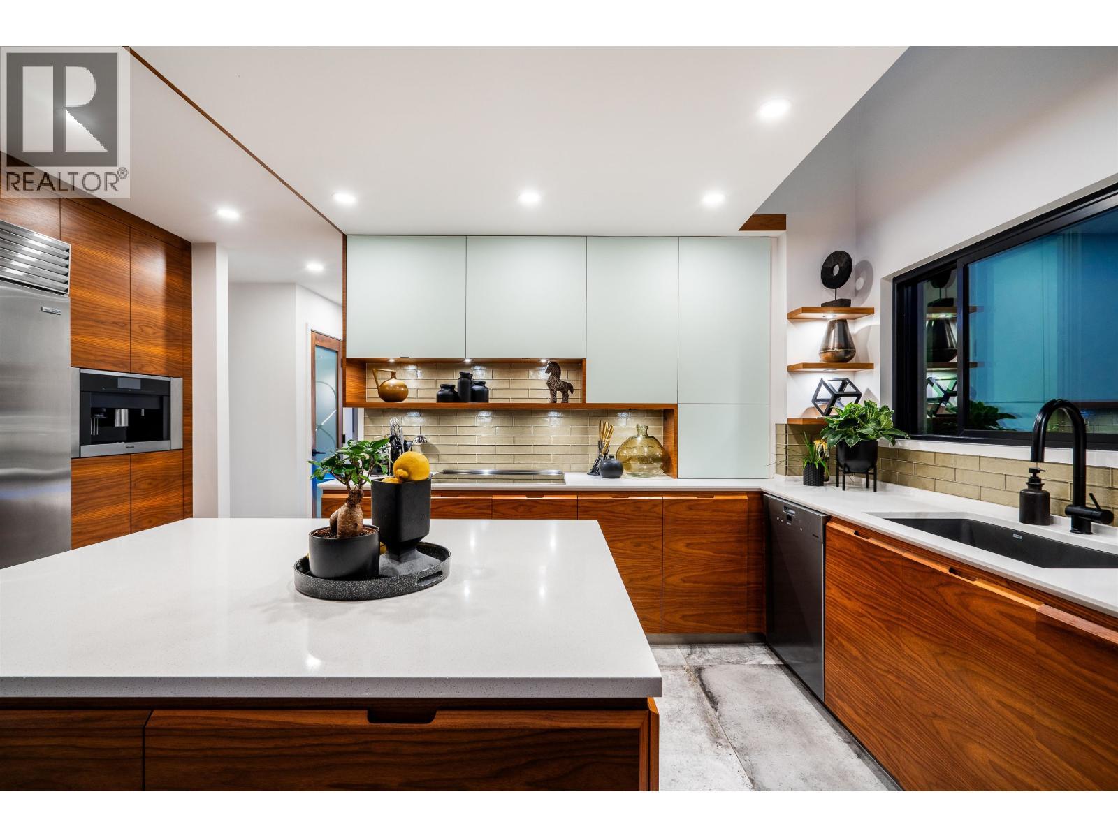 5325 Montiverdi Place, West Vancouver, BC - Indoor Photo Showing Kitchen