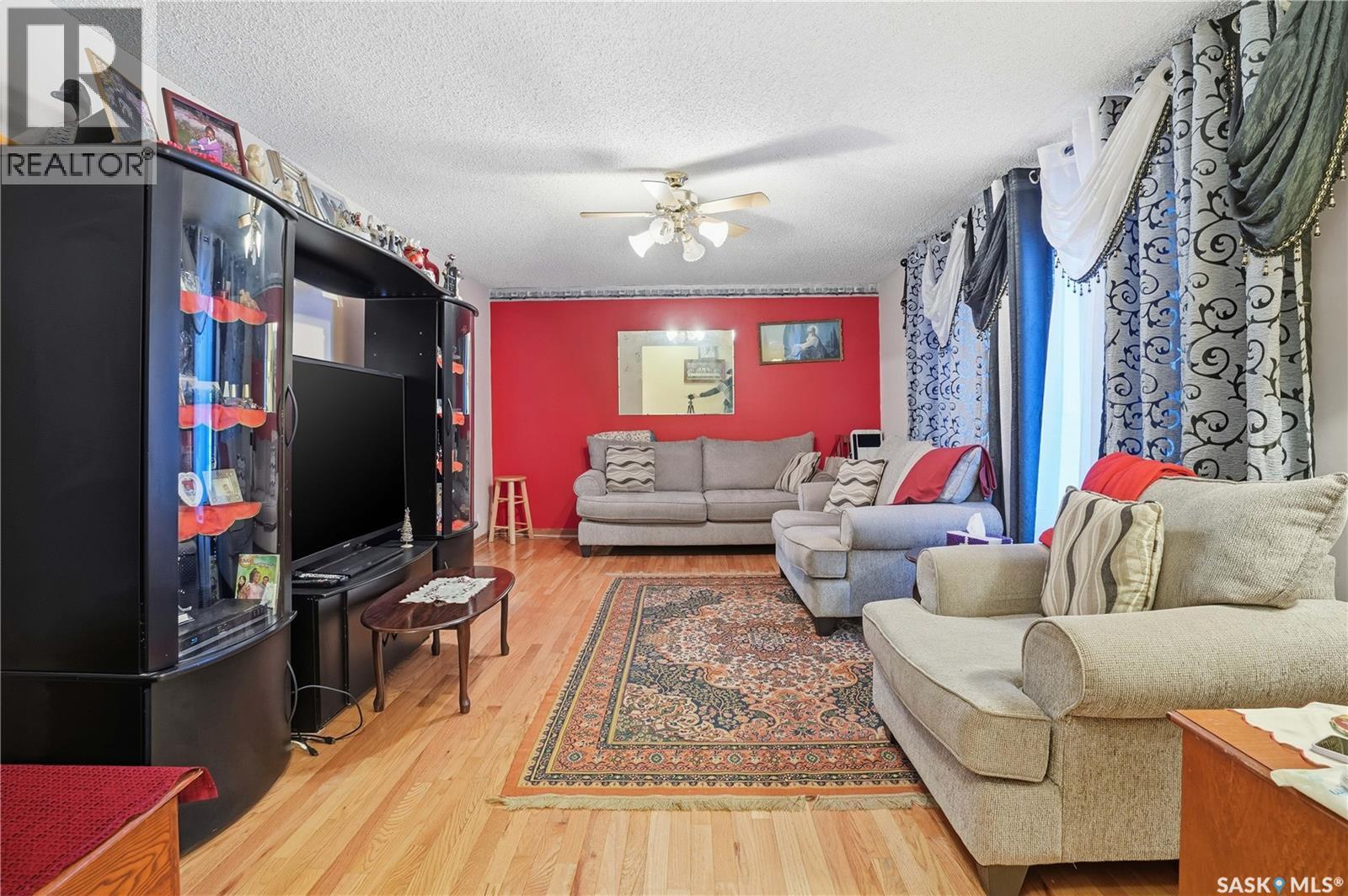 4111 Mcphail Avenue, Regina, SK - Indoor Photo Showing Living Room