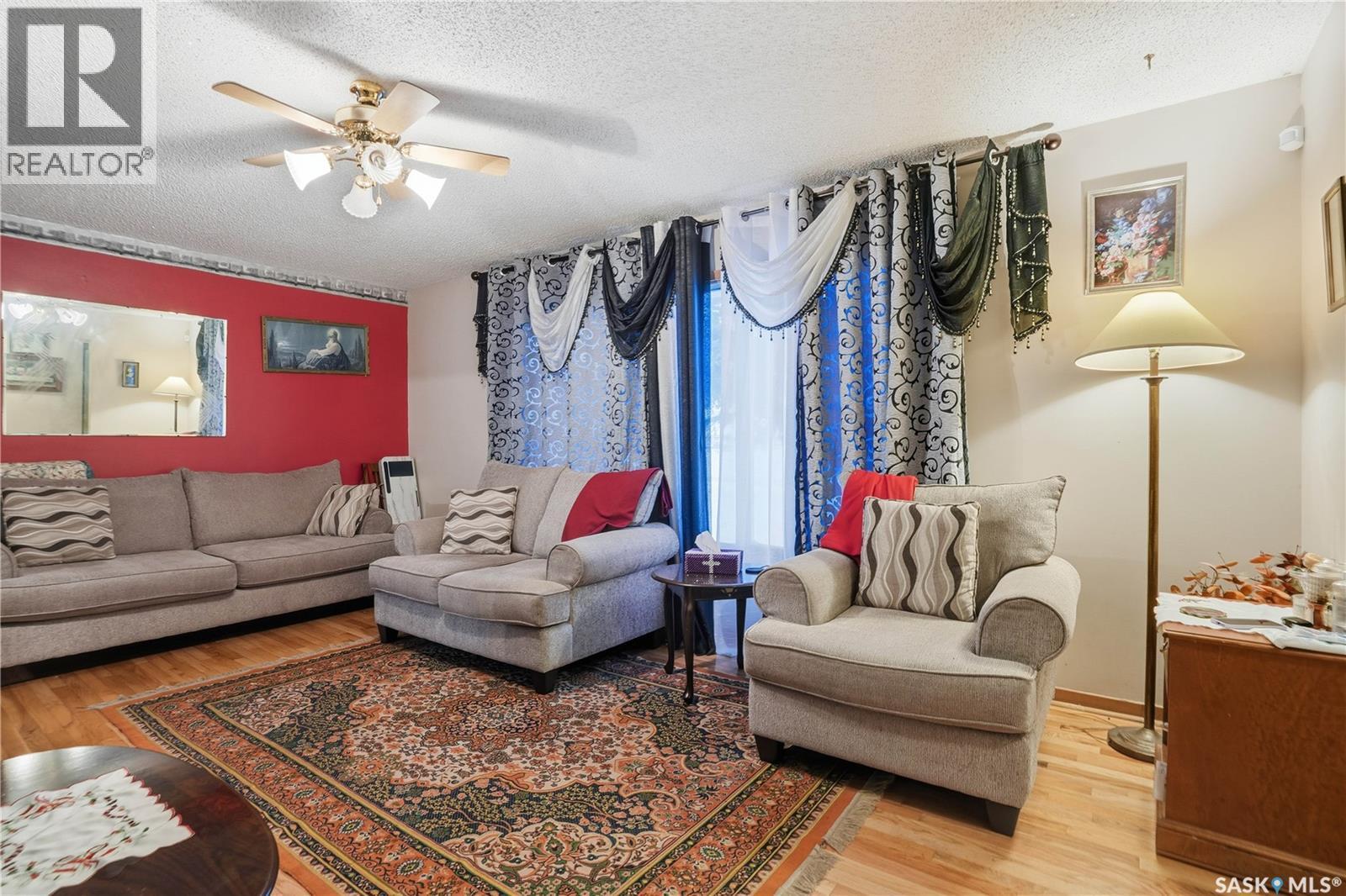 4111 Mcphail Avenue, Regina, SK - Indoor Photo Showing Living Room