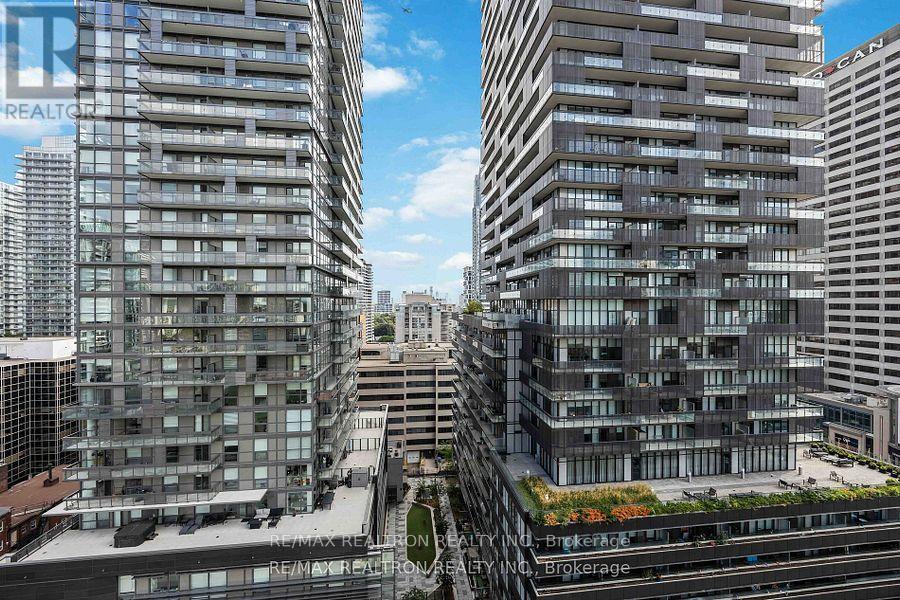 1501 - 30 Roehampton Avenue, Toronto, ON - Outdoor With Facade