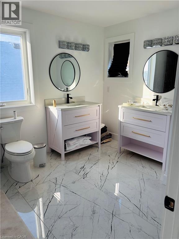 31 Weir Street S, Hamilton, ON - Indoor Photo Showing Bathroom