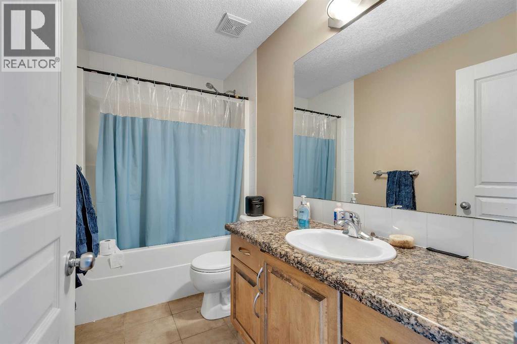 Upstairs Full Bath - 60 Sherwood Way Nw, Calgary, AB - Indoor Photo Showing Bathroom
