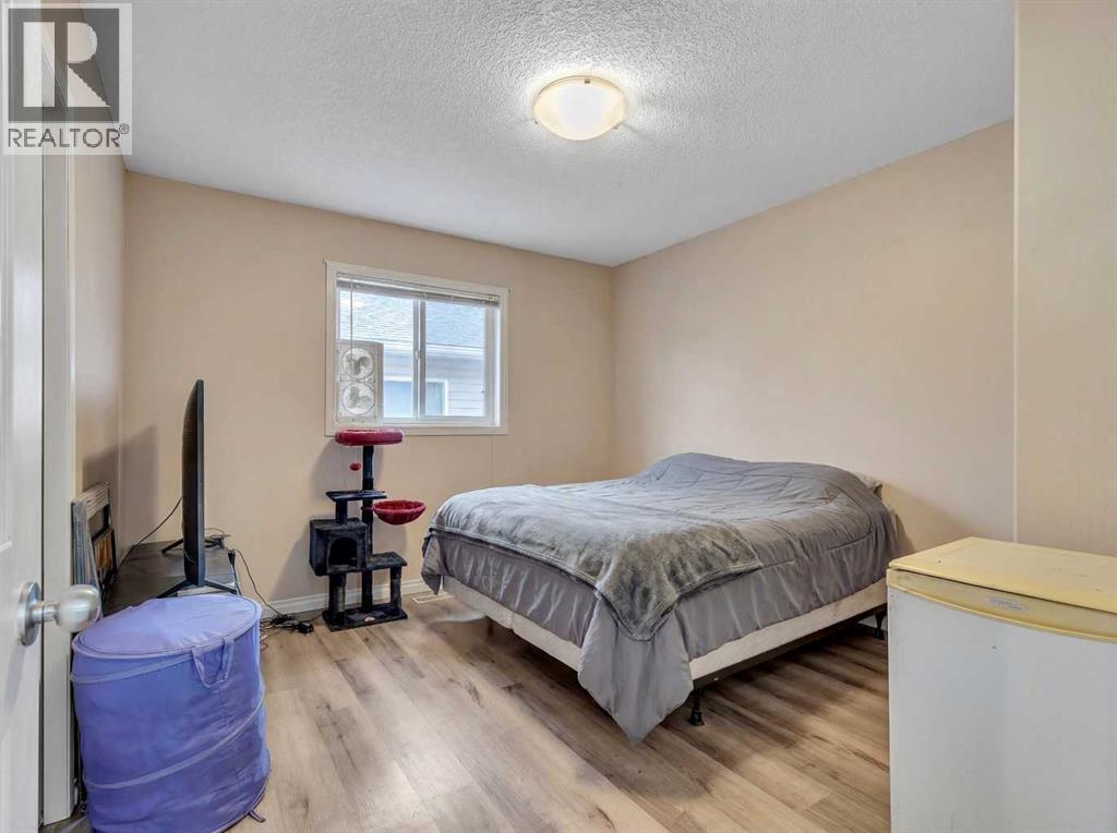 Bedroom 1 - 60 Sherwood Way Nw, Calgary, AB - Indoor Photo Showing Bedroom