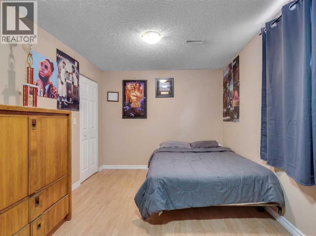 Basement Bedroom - 60 Sherwood Way Nw, Calgary, AB - Indoor Photo Showing Bedroom