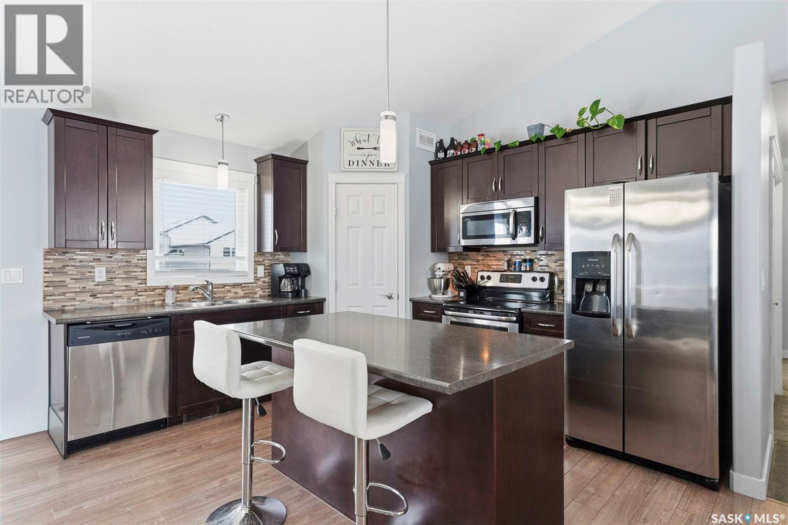 536 Palmer Crescent, Warman, SK - Indoor Photo Showing Kitchen With Upgraded Kitchen