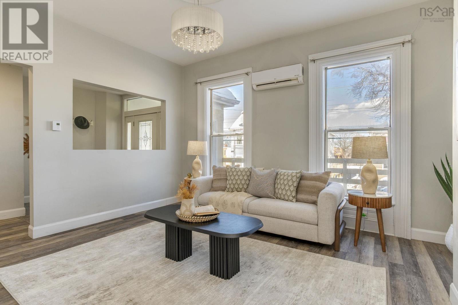 Big bright windows - 2542 Gottingen Street, Halifax, NS - Indoor Photo Showing Living Room