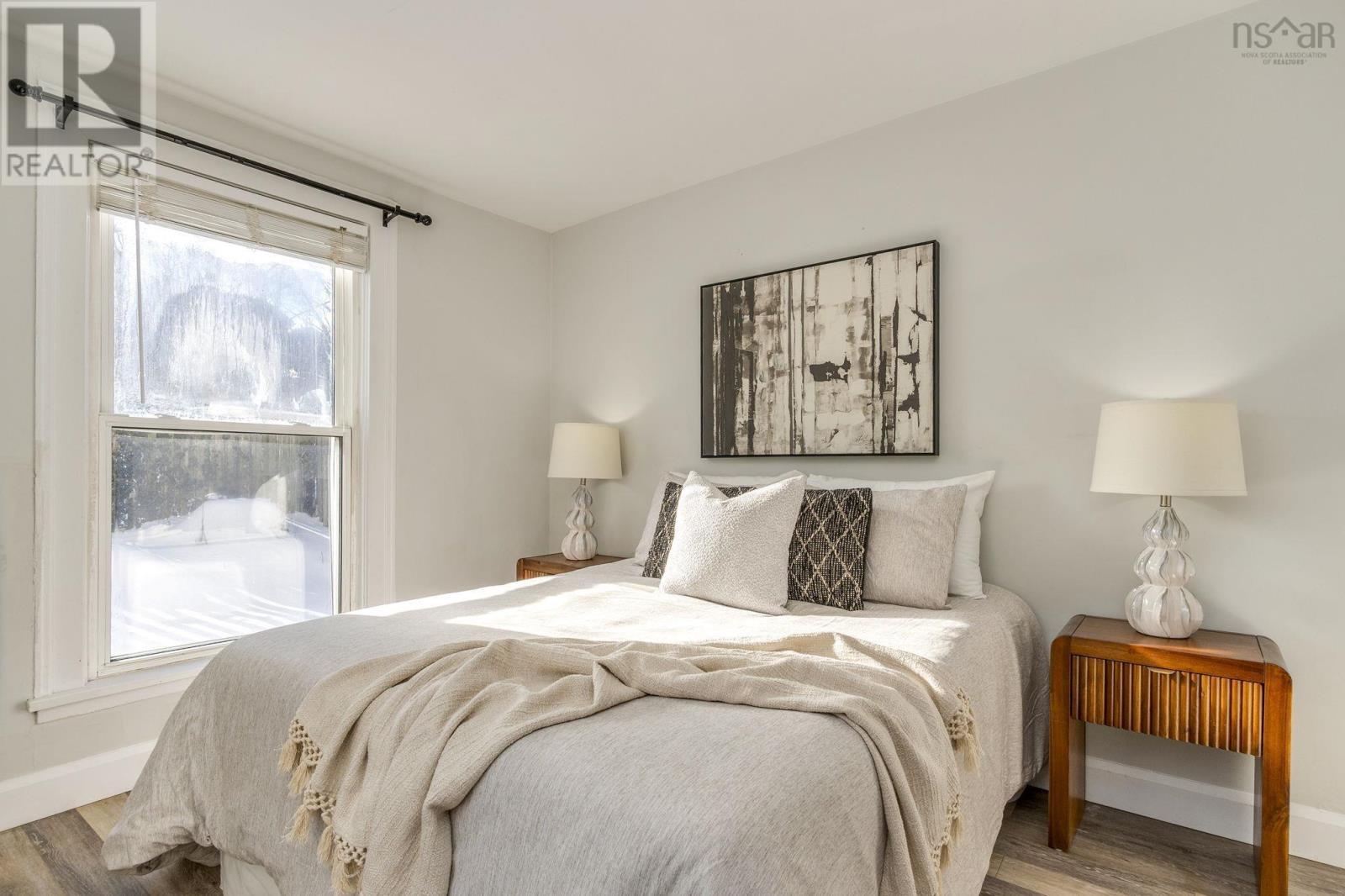 Comfortable & offering quiet retreat - 2542 Gottingen Street, Halifax, NS - Indoor Photo Showing Bedroom
