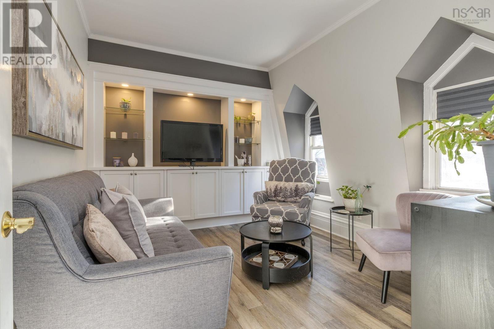 Welcoming space to relax - 2542 Gottingen Street, Halifax, NS - Indoor Photo Showing Living Room