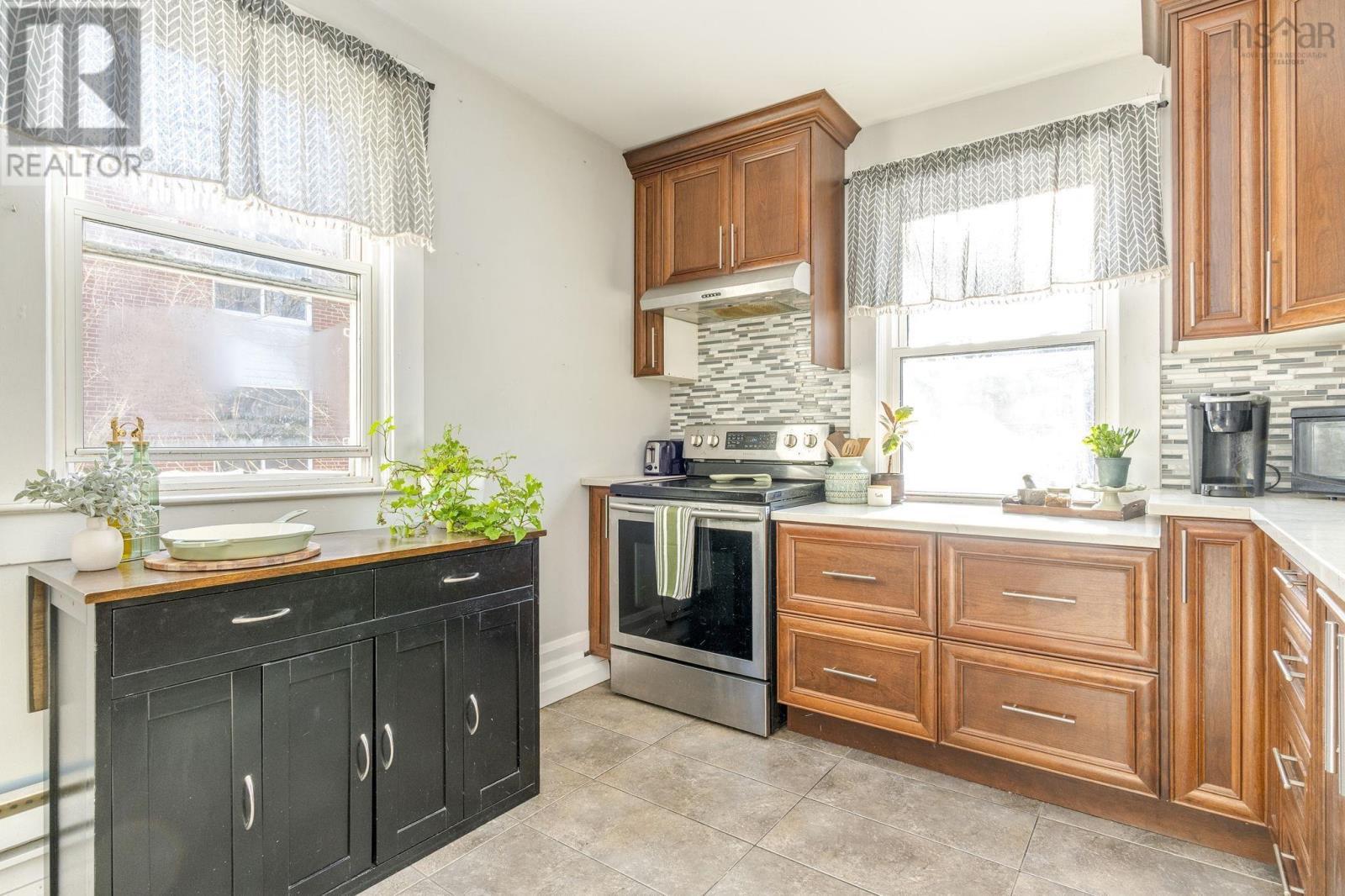 Lots of windows with natural lights - 2542 Gottingen Street, Halifax, NS - Indoor Photo Showing Kitchen