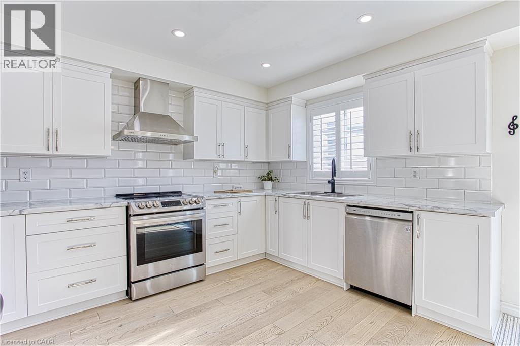 32 Hudson Drive, Cayuga, ON - Indoor Photo Showing Kitchen With Upgraded Kitchen