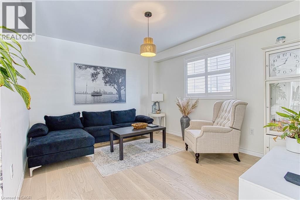 32 Hudson Drive, Cayuga, ON - Indoor Photo Showing Living Room