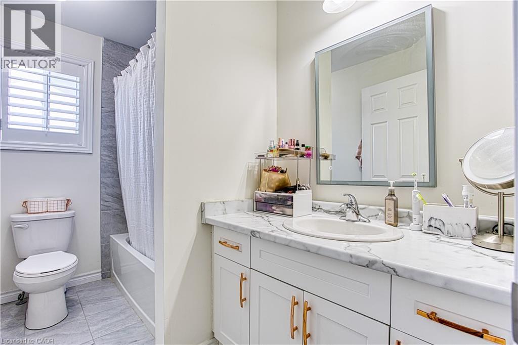 32 Hudson Drive, Cayuga, ON - Indoor Photo Showing Bathroom