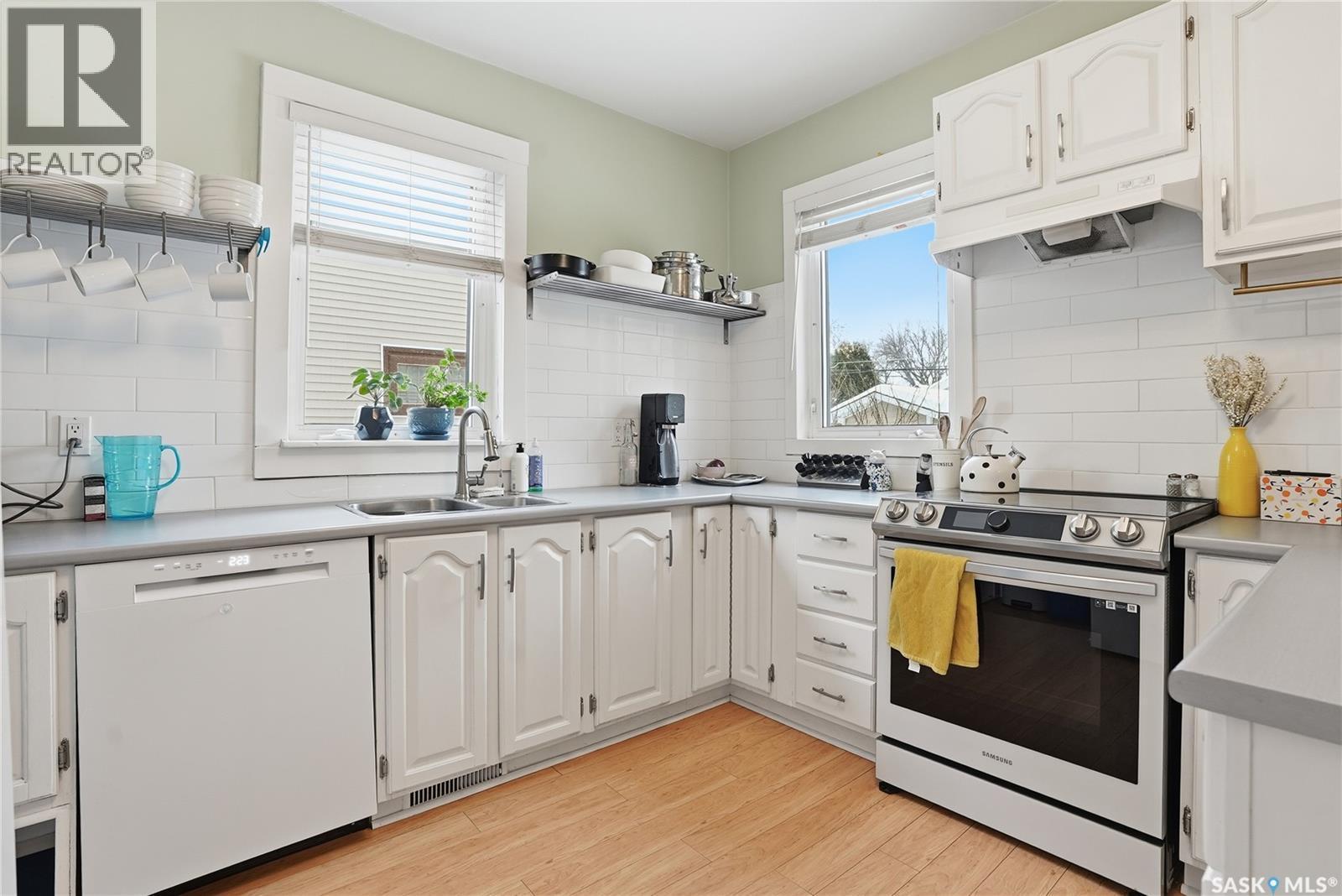 923 7Th Avenue N, Saskatoon, SK - Indoor Photo Showing Kitchen With Double Sink