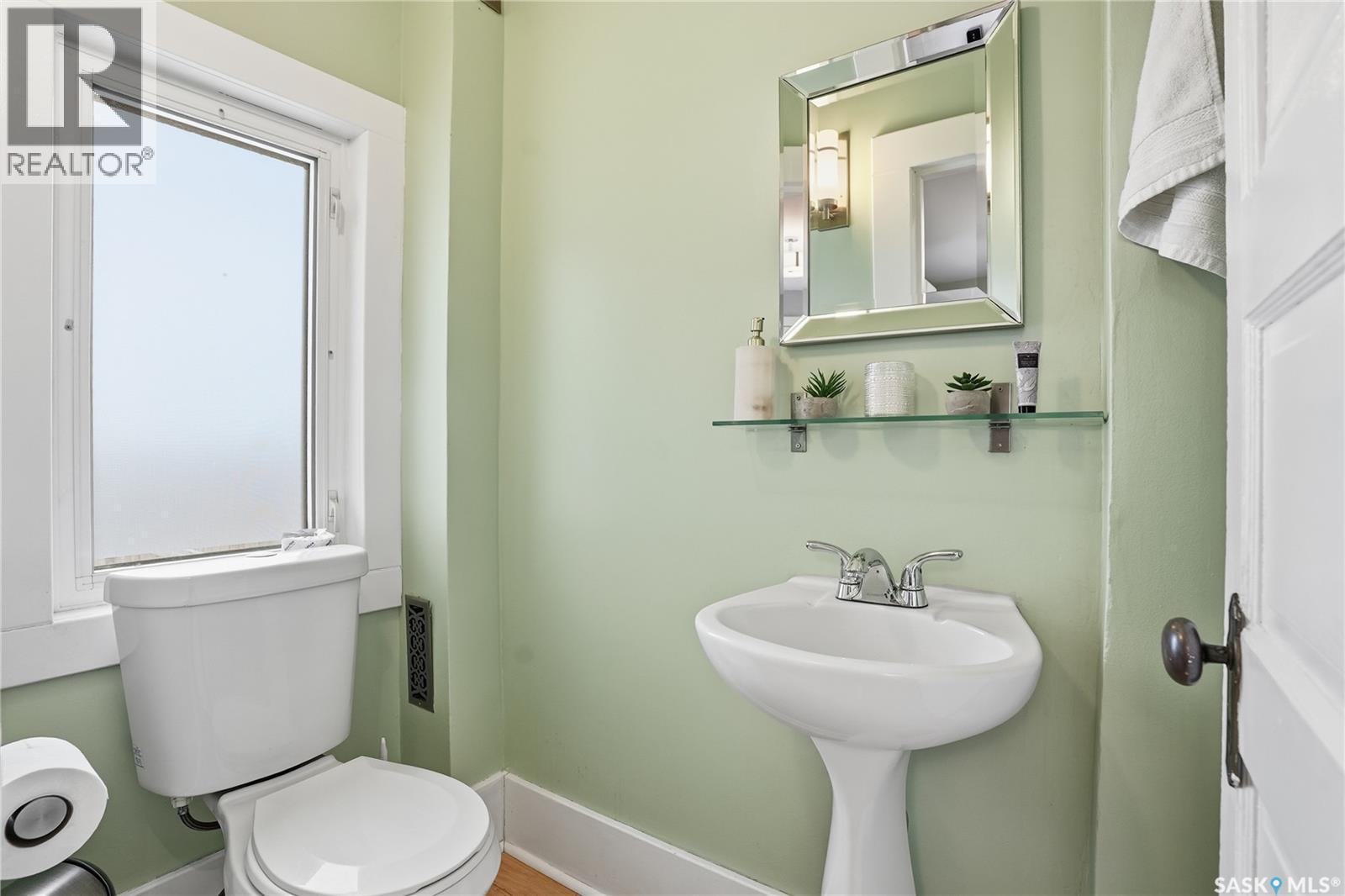 923 7Th Avenue N, Saskatoon, SK - Indoor Photo Showing Bathroom