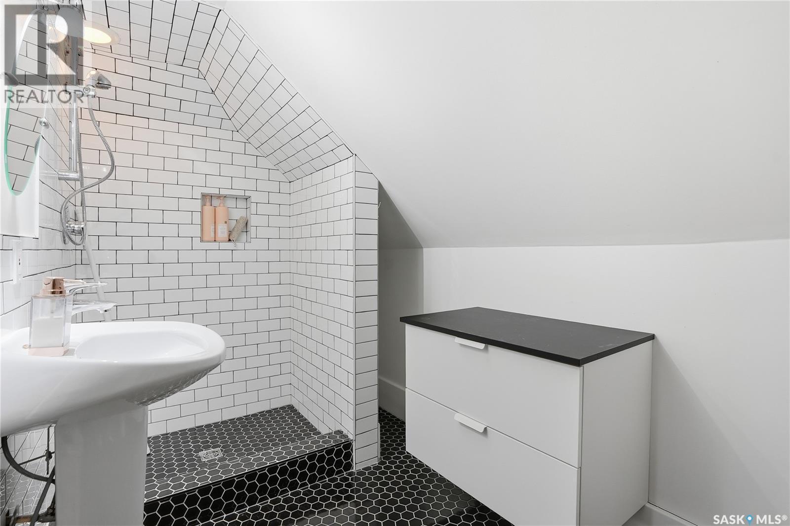 923 7Th Avenue N, Saskatoon, SK - Indoor Photo Showing Bathroom