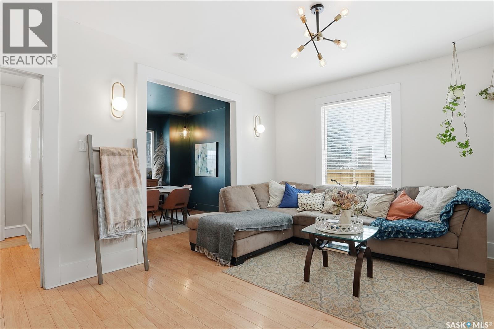 923 7Th Avenue N, Saskatoon, SK - Indoor Photo Showing Living Room