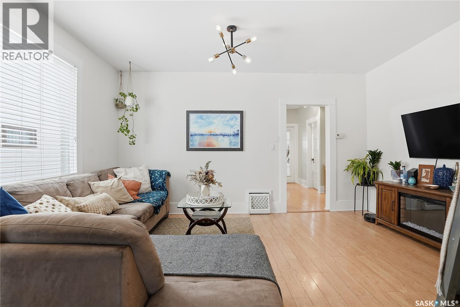 923 7Th Avenue N, Saskatoon, SK - Indoor Photo Showing Living Room