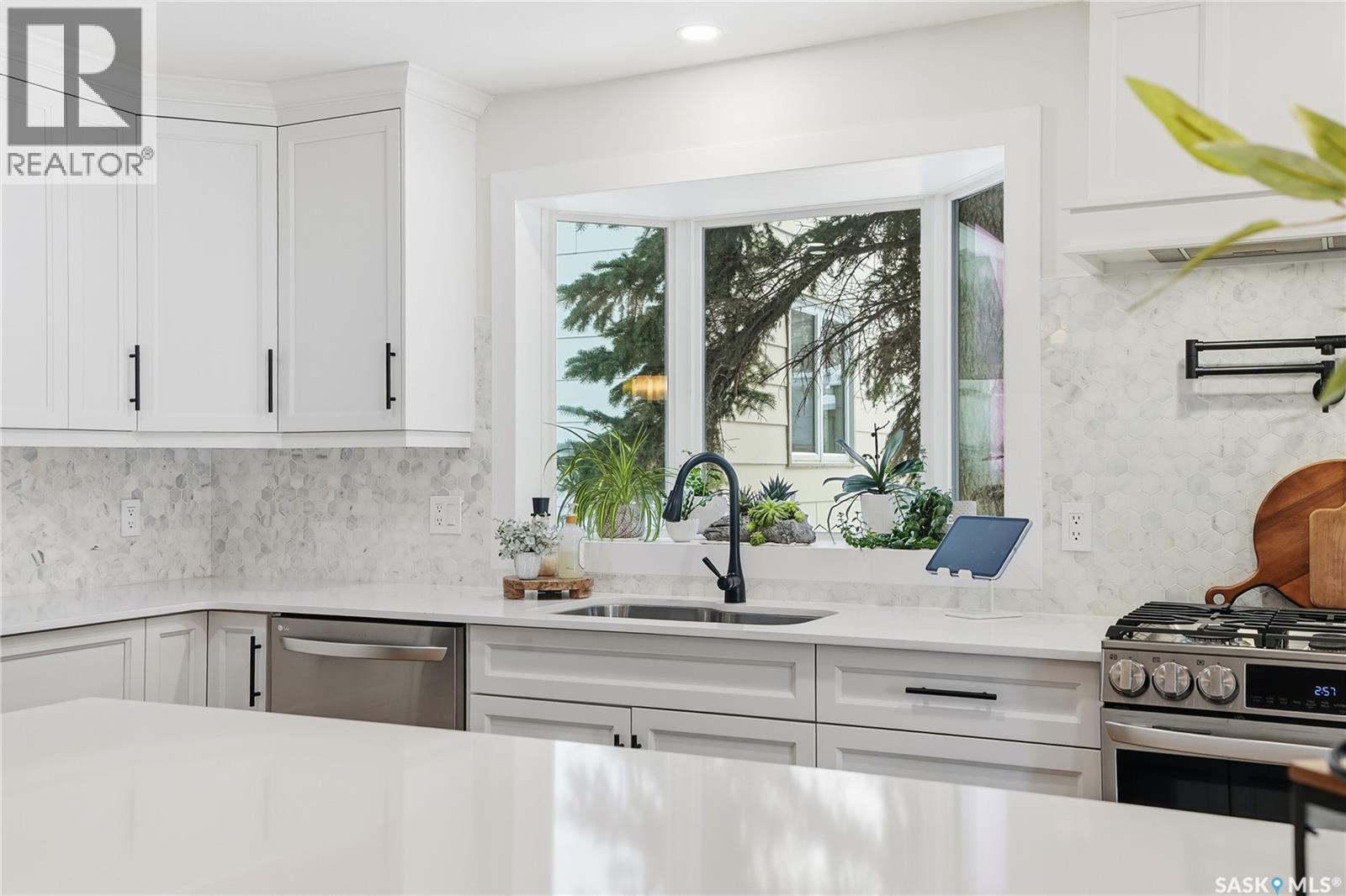 115 Whiteswan Drive, Saskatoon, SK - Indoor Photo Showing Kitchen With Upgraded Kitchen