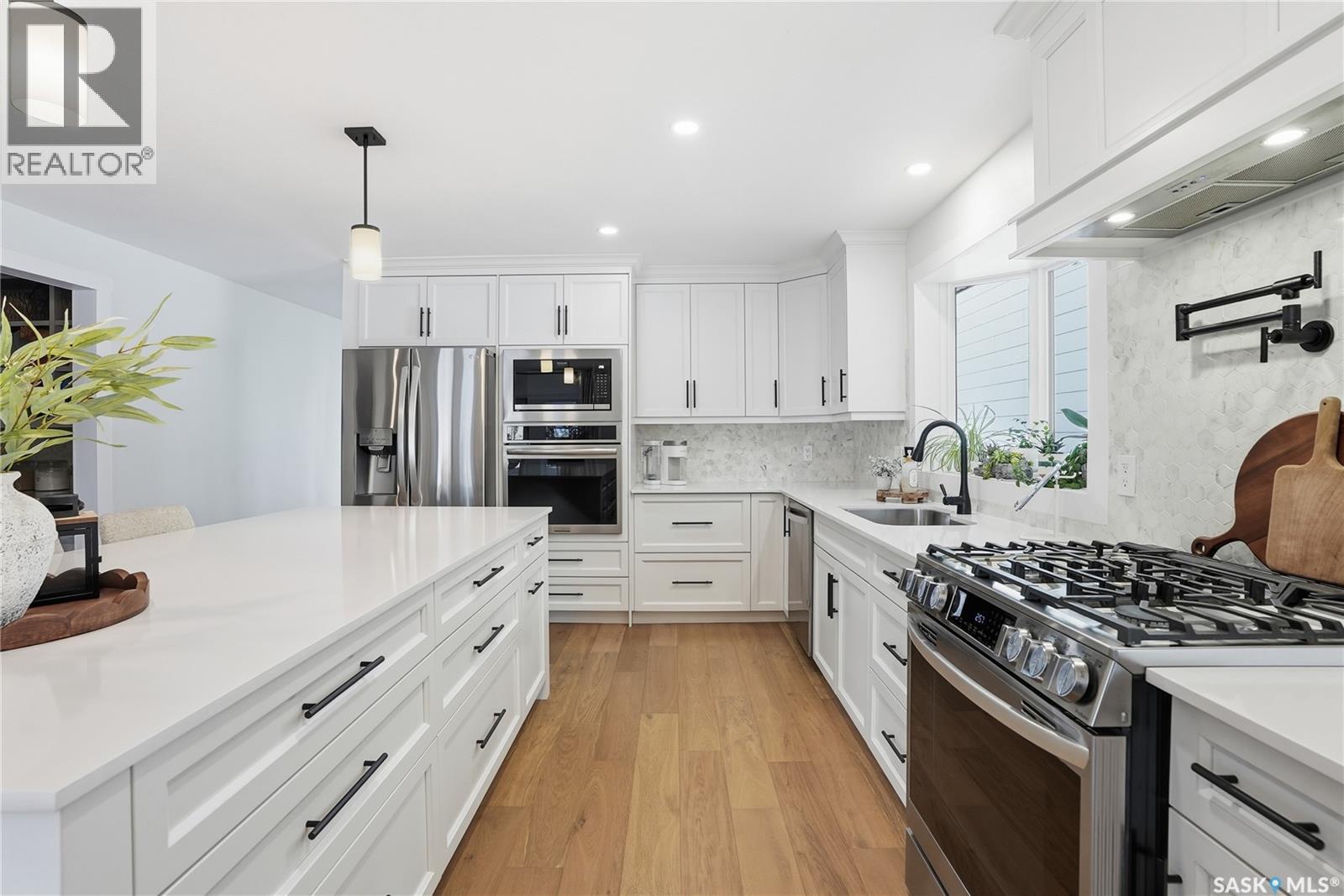 115 Whiteswan Drive, Saskatoon, SK - Indoor Photo Showing Kitchen With Stainless Steel Kitchen With Upgraded Kitchen