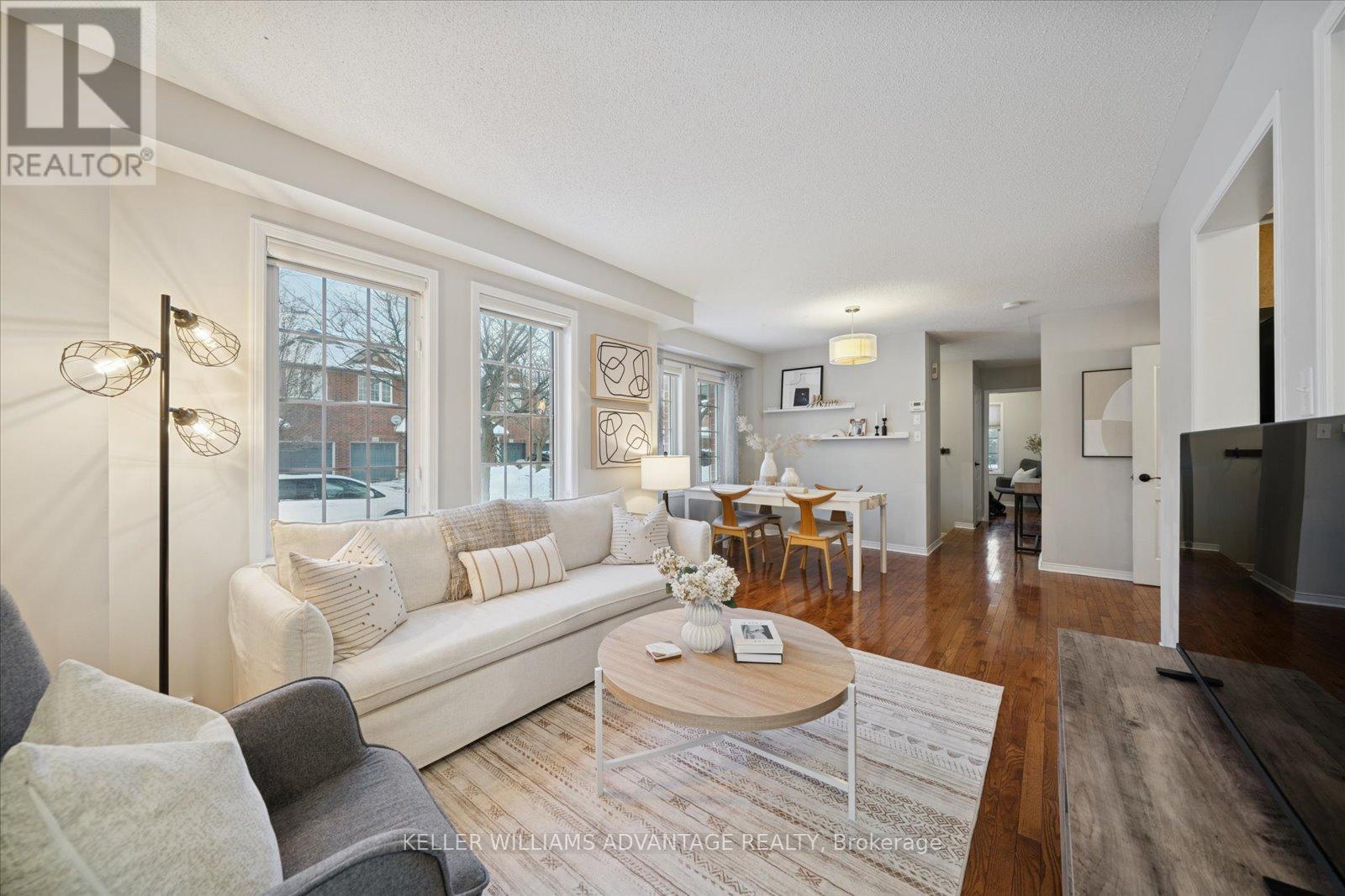 90 Collis Drive, Aurora, ON - Indoor Photo Showing Living Room