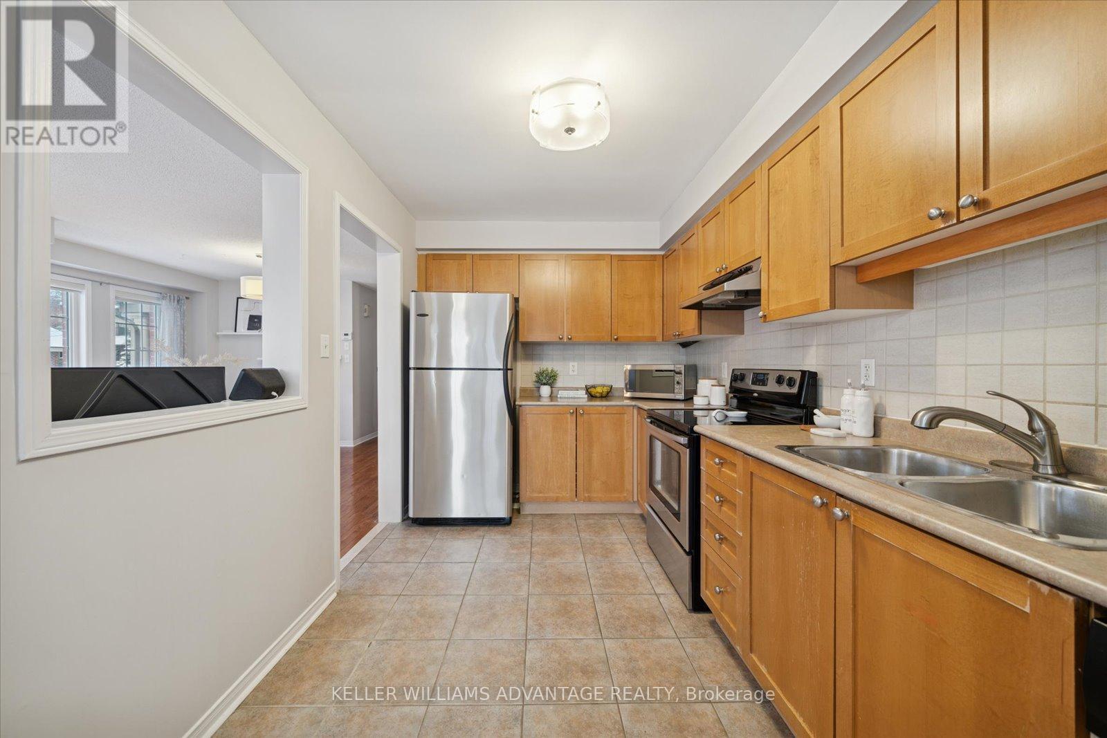 90 Collis Drive, Aurora, ON - Indoor Photo Showing Kitchen With Double Sink