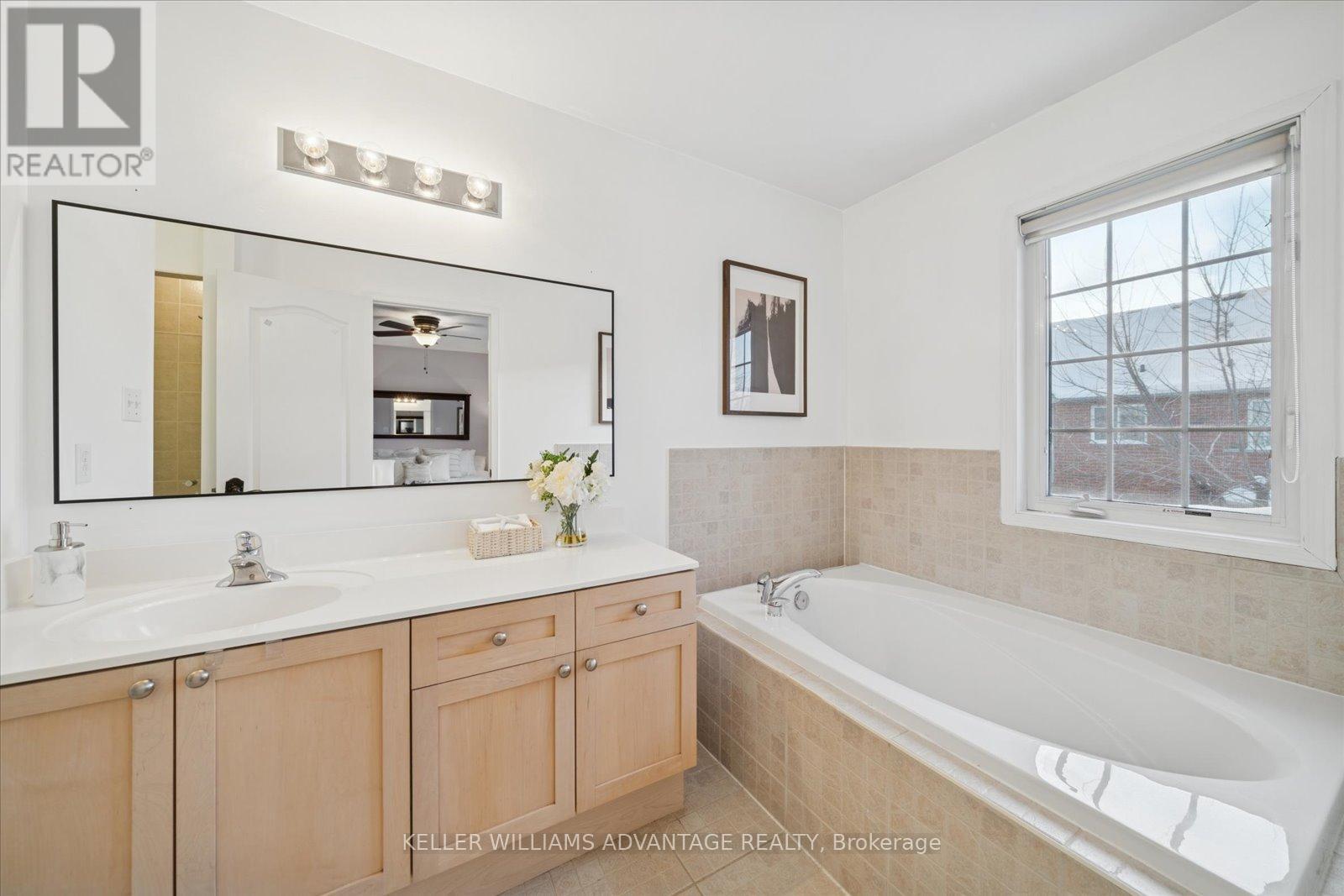 90 Collis Drive, Aurora, ON - Indoor Photo Showing Bathroom