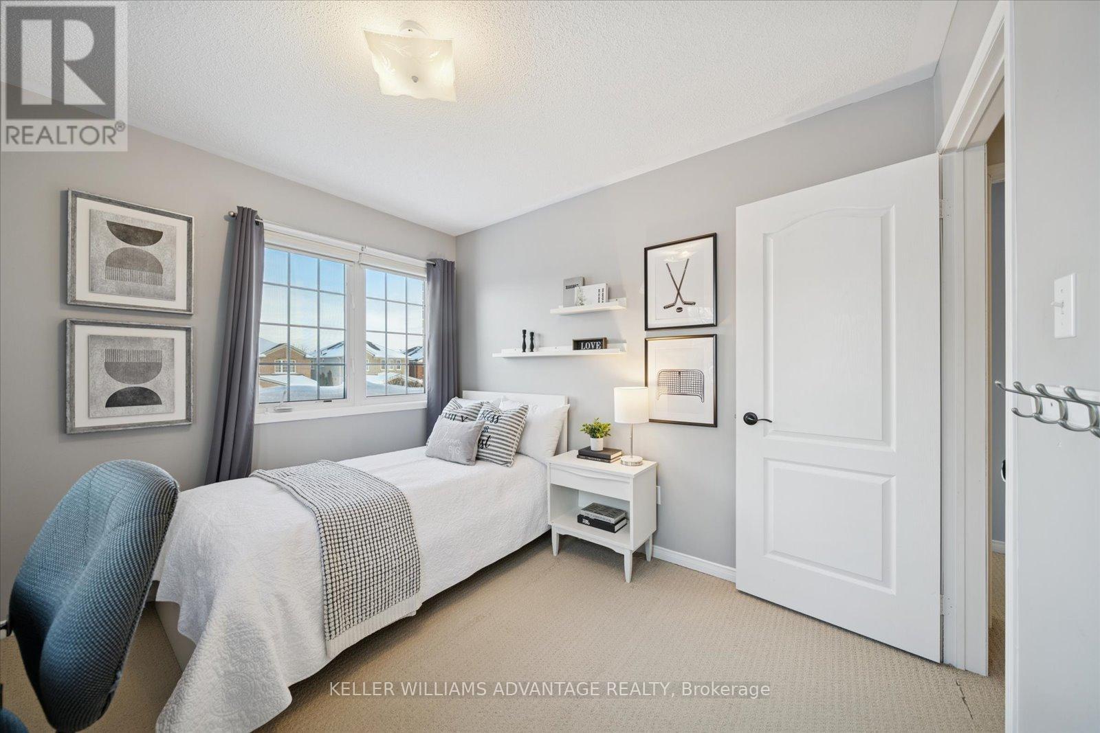 90 Collis Drive, Aurora, ON - Indoor Photo Showing Bedroom