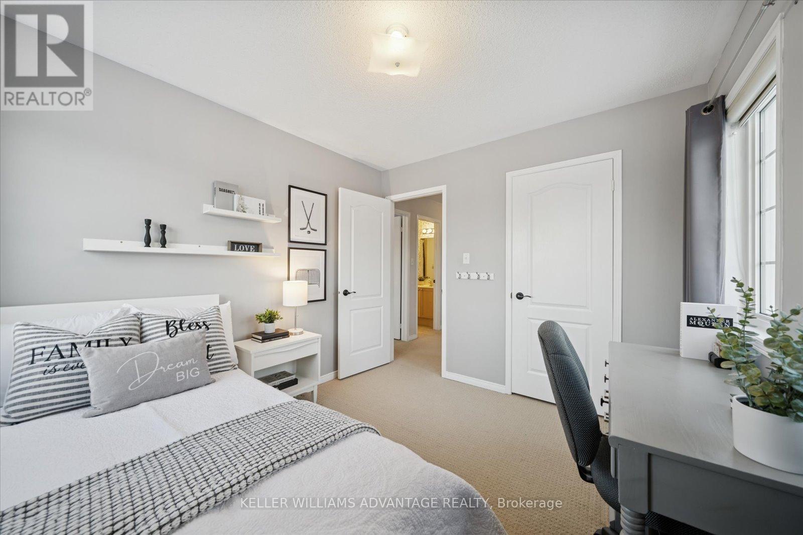 90 Collis Drive, Aurora, ON - Indoor Photo Showing Bedroom