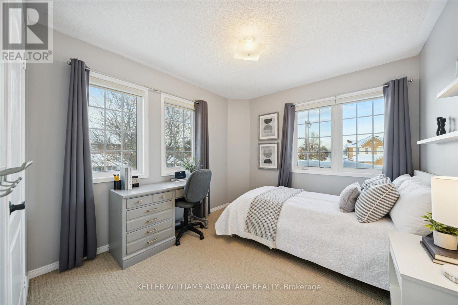 90 Collis Drive, Aurora, ON - Indoor Photo Showing Bedroom
