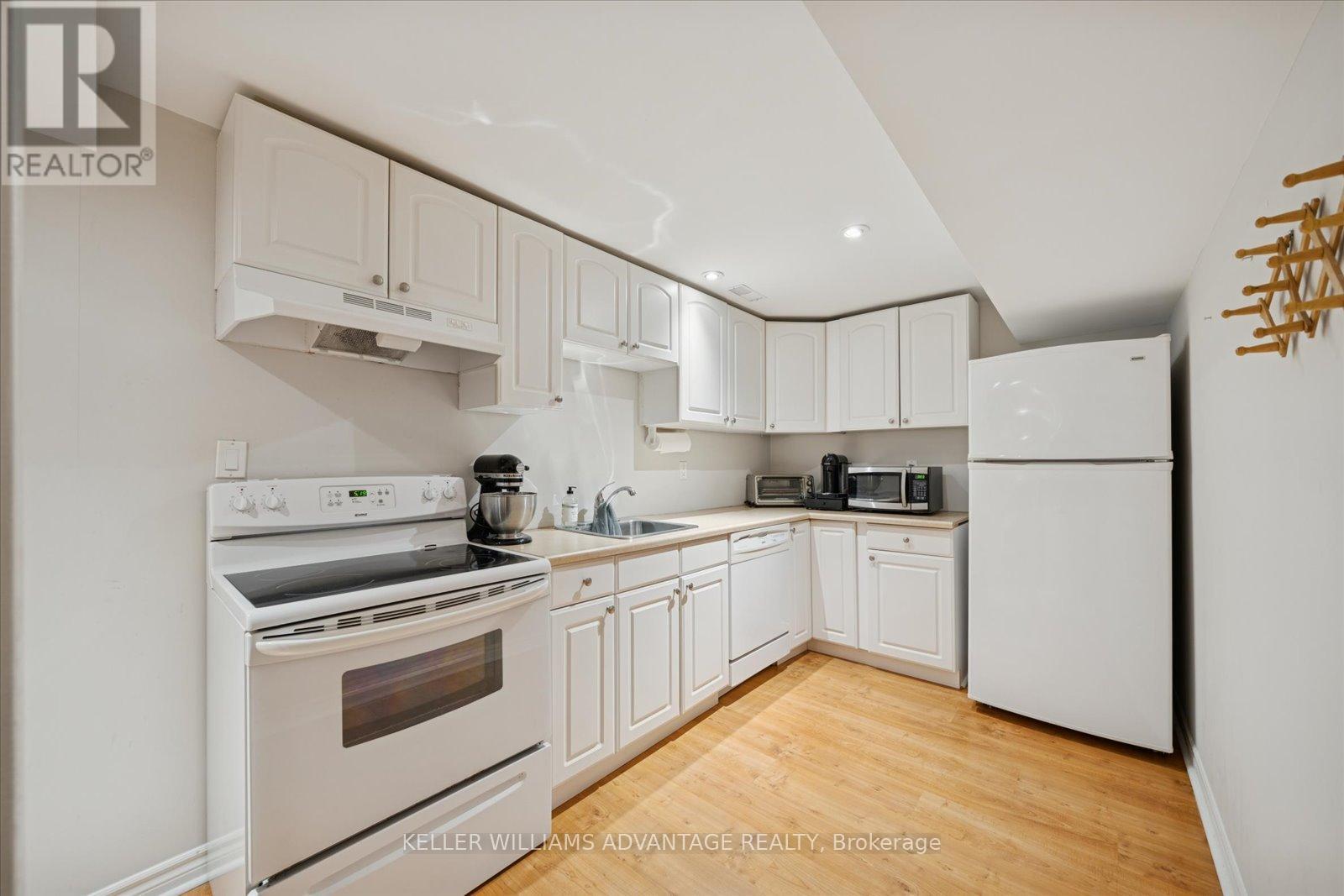 90 Collis Drive, Aurora, ON - Indoor Photo Showing Kitchen
