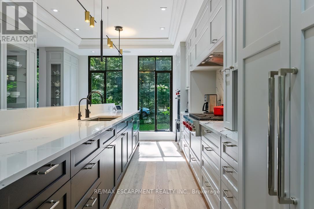 905 Sangster Avenue, Mississauga, ON - Indoor Photo Showing Kitchen With Upgraded Kitchen