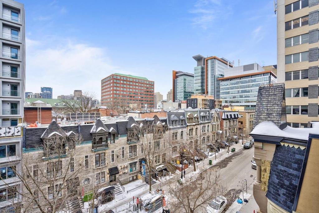 View - 607-1205 Rue Mackay, Montréal (Ville-Marie), QC - Outdoor With Balcony With Facade