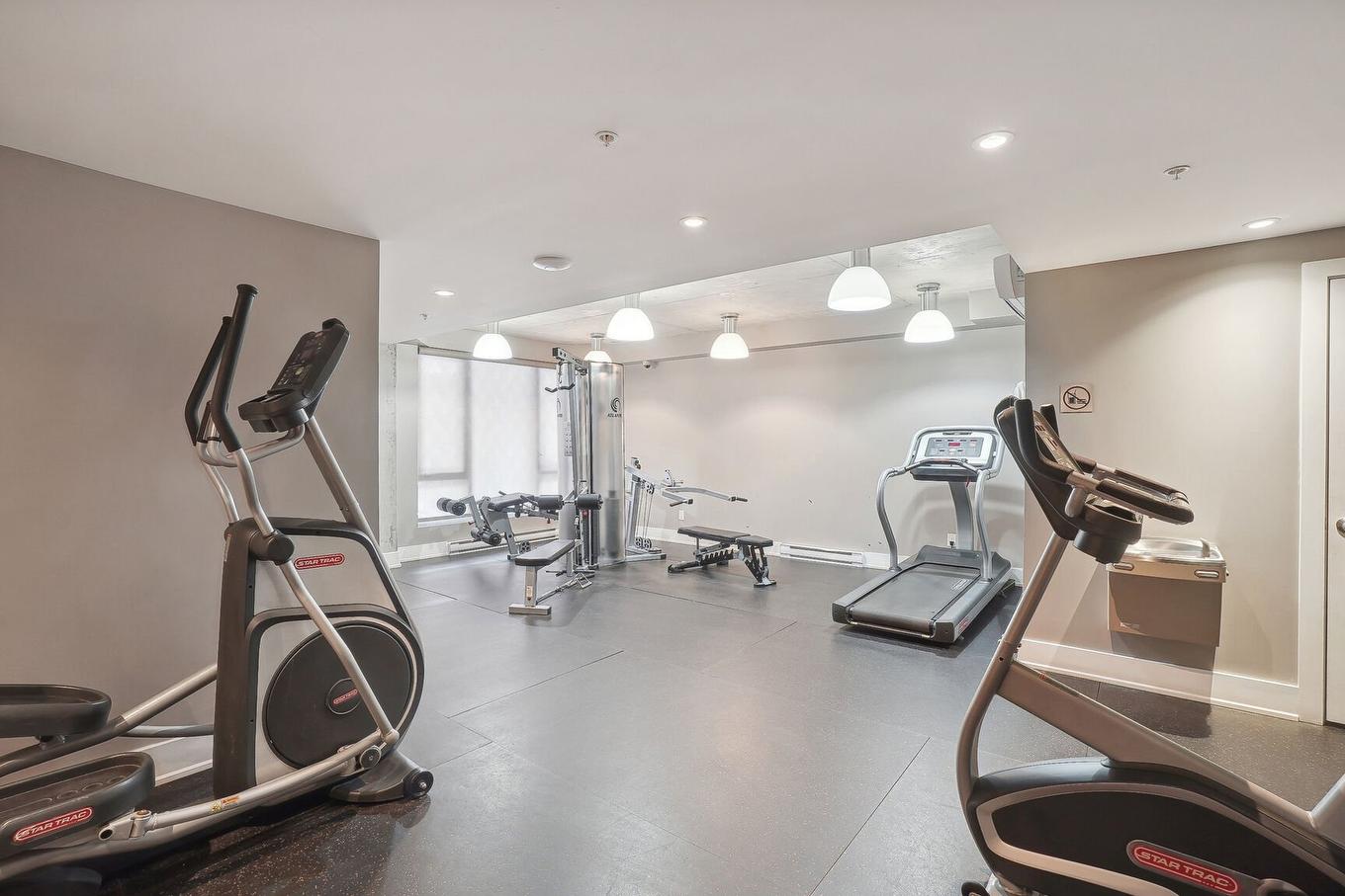 Exercise room - 607-1205 Rue Mackay, Montréal (Ville-Marie), QC - Indoor Photo Showing Gym Room