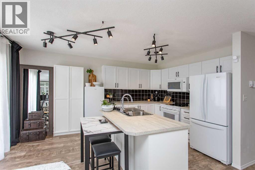 4, 20 Jacobs Close, Red Deer, AB - Indoor Photo Showing Kitchen With Double Sink