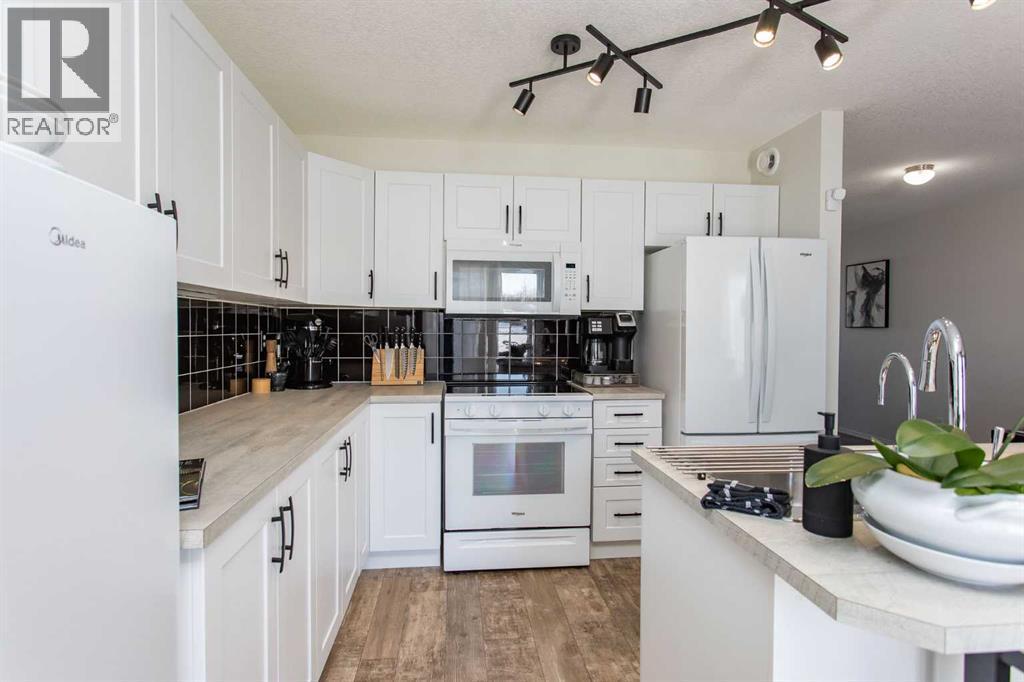 4, 20 Jacobs Close, Red Deer, AB - Indoor Photo Showing Kitchen