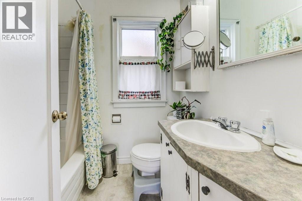 56 Lilac Street, Kitchener, ON - Indoor Photo Showing Bathroom