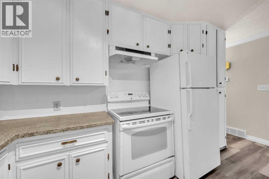 1527 52 Street Se, Calgary, AB - Indoor Photo Showing Kitchen